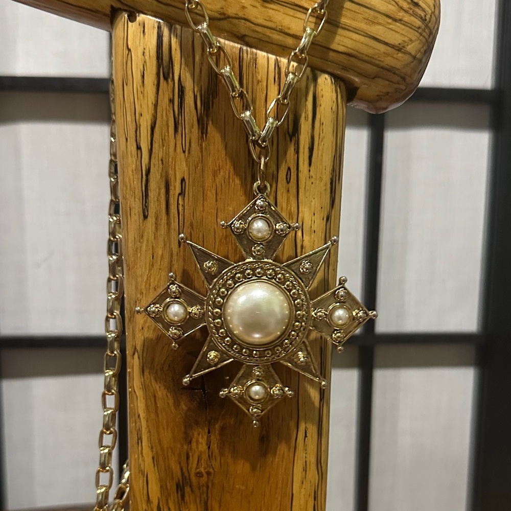 Vintage JJ 1988 Gold Tone Pearl Maltese Cross Pendant Necklace Heavy Chain 28”